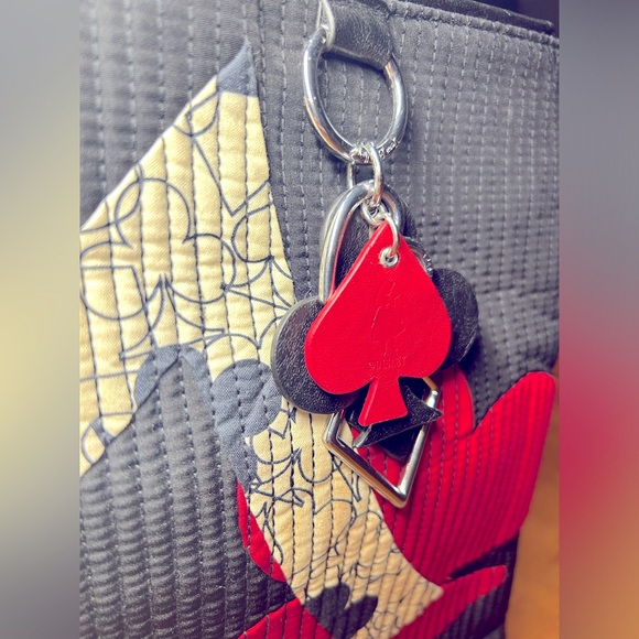 Disney Vera Bradley Alice in Wonderland Painting the Roses Red Tote Bag Purse - Picture 2 of 8